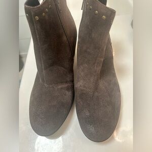 Tomika waterproof suede/metallic leather side zip ankle boots. Studded. Size 8.5